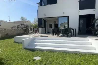 Image de Maison du Soleil à La Rochelle avec Piscine et Jardin!