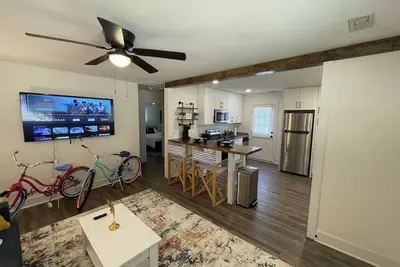 Image de Modern 2 Bedroom, Pets, 5 Min to Downtown, Sc