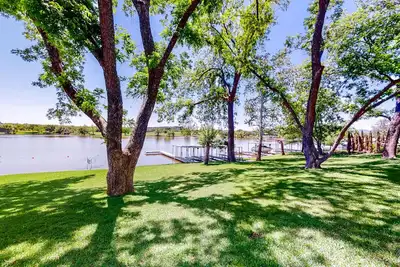 Image de Lakefront home + casita with dock, kayaks, Ac, & W/D - dog-friendly