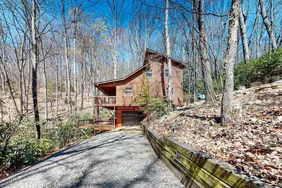 Image de Mountain home nestled in the forest with a stream, deck, firepit, & game room