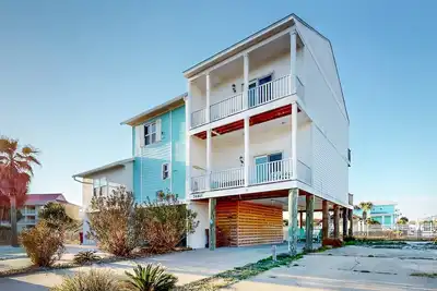 Image de Dog-friendly townhome with balconies, patio, W/D, & Ac - steps to the beach