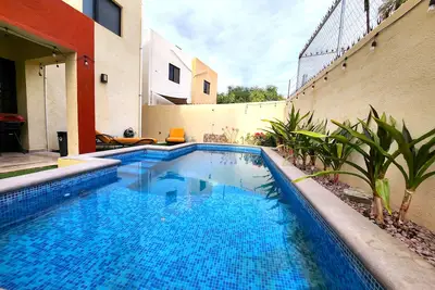 Image de Dog-friendly home with washer\/dryer, private pool, & rooftop deck