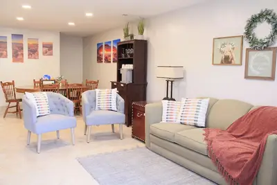 Beautiful, Spacious Basement Suite, Sleeps 7