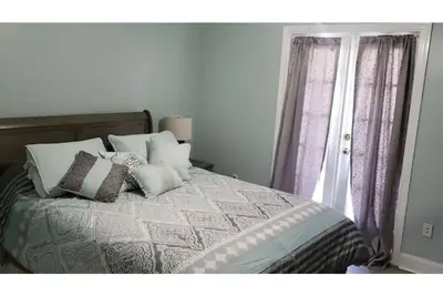 Image de 2bd, 1. 5ba waterfront- pool, parking, lake access