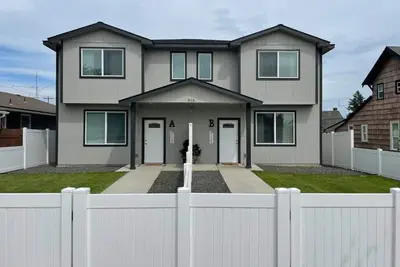 Image de Downtown Duplex Retreat Great for groups! New units, garage, walk to arena, Ev Charger