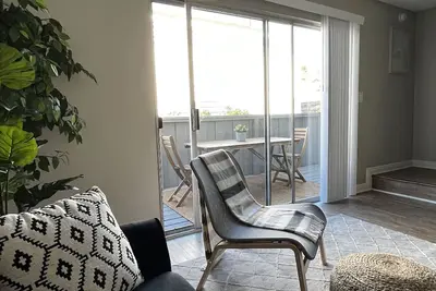 Image de Breath of Fresh Air Condo - 2b/1. 5 bath - Walk to beach, restaurants, shops, etc