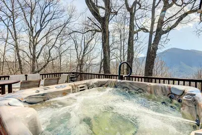 Image de Stunning Maggie Valley Getaway w/ Decks, Fire Pit!
