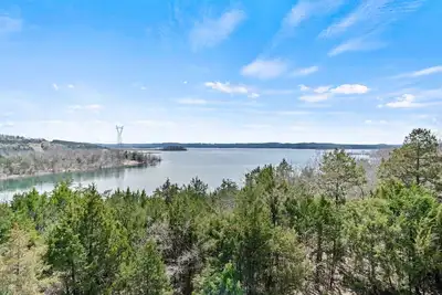 Image de Lakeside Lodge • 6br Lakeview Retreat • Rooftop Deck + Hot Tub • Sleeps 16