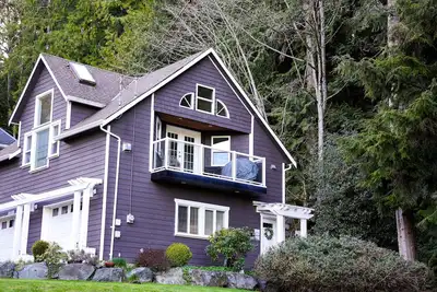 Image de Peaceful retreat situated between the ocean and a wooded park in Cowichan Bay.