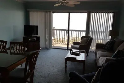 Image de In this Sea Colony's condo, relax while enjoying the ocean views.
