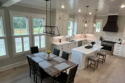 Image de Brand New Southern Charmer w/ screened in porch near Ole Miss & Oxford Square