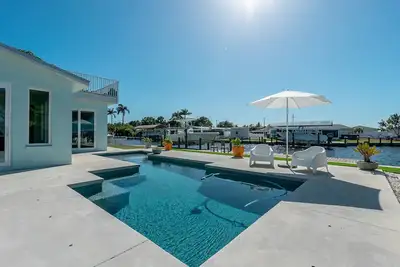 Image de Waterfront Home! Sleeps 8 Heated Pool Spa Boat Dock Chef Kitchen Small dogs Ok