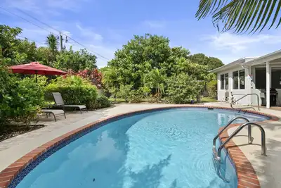 Image de Jungle house Heated Salt pool, 5 min away from the beach!
