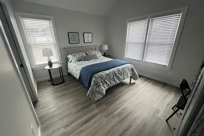 Image de Complete Rehab: House with Beach & Lake Access just steps away!