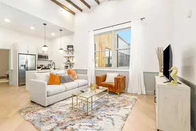 Image de Iconic Morris Ave condo retreat sleeps 6 +rooftop
