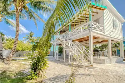 Image de Island studio centrally located with balcony, hammock, & grill