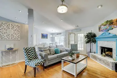 Image de Lovely waterfront apartment on creek inlet with dock access - dog-friendly