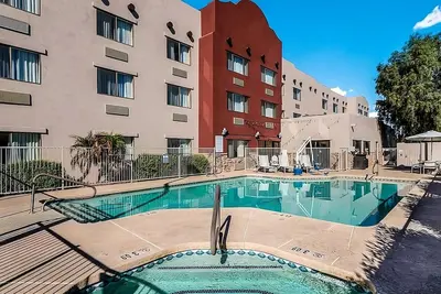 Image de Great Escape in Red Lion Inn & Suites Goodyear Phoenix! Parking, Breakfast, Pool