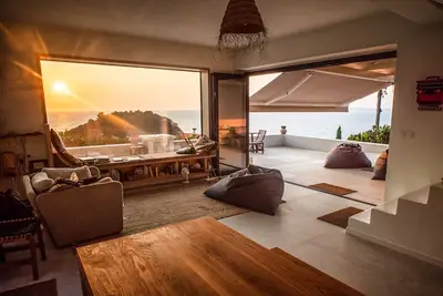 Image de Stunning private 3 bed Clifftop House -Panoramic Sunset Views over Lakka Bay