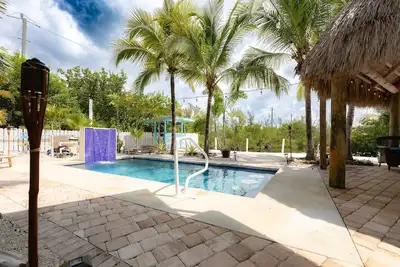 Image de Tropical Serenity in Sugarloaf: Waterfront 2br Paradise, Pool, Tiki, Dockage & Dog-Friendly Bliss!