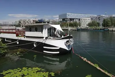 Image de Péniche 180m2 avec terrasse 100m2 au calme - 5 mn du centre. vue exceptionnelle