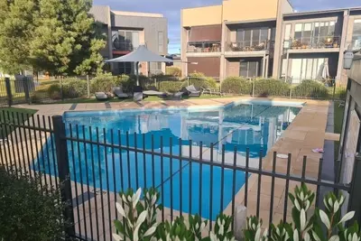 Image de Modern two-story townhouse overlooking the Torquay Sands Golf course!