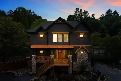 Image de 4 Bedroom Luxury- Bear Creek Lodge!