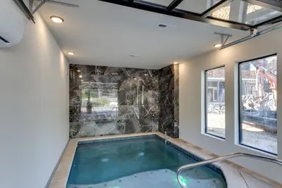 Image de 4br Cabin w/ Indoor Pool, Theater, Mini Golf – Near Gatlinburg, Sleeps 12!