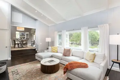 Image de 3890 Cypress Rest - Remodeled Pebble Beach, Close to Golf, Walk to the Beach!