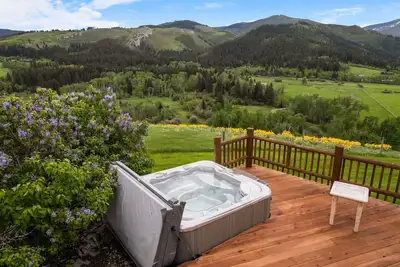 Image de Crazy Bear Ranch - Wonderful log home with breathtaking views and a hot tub!