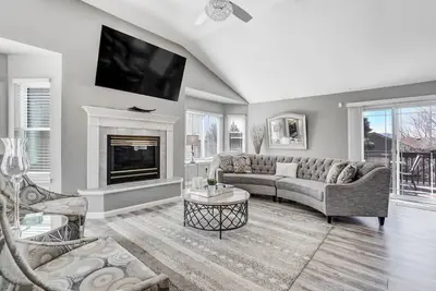 Image de New! Modern Luxe|Mtn Views|Near Afb & Shopping