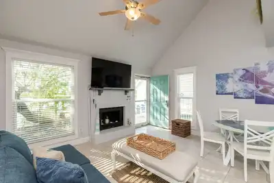 Image de Pet-Friendly Waterfront Condo with Pool, Fishing Dock