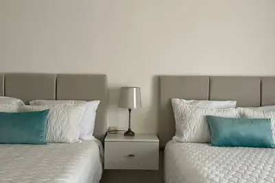 Image de Stylish premium queen room w/ramp access by the sea.