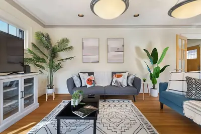 Perch - Vintage Seattle Gem: Spacious, Stylish, Parking