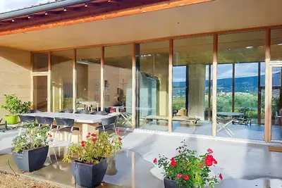Image de Maison contemporaine de 4 chambres avec piscine et vue sur la campagne.
