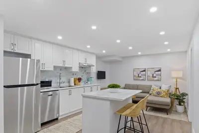 Image de Family Friendly | Cozy | Hot Tub | Near Uoit