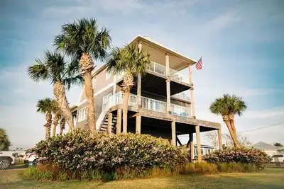 Image de Gorgeous beach house w/ ocean views, luggage elevator, just steps to the sand!