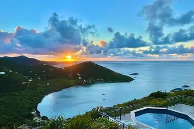 Image de Windsong-Stunning Views, Pool, Generator!