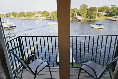 Image de Real waterfront! Has everything. Near the airport, beach, shopping, and museums