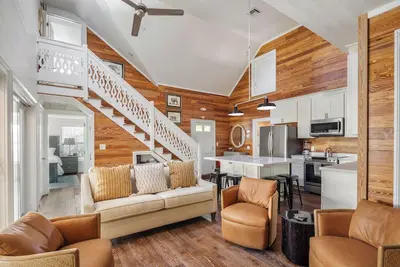 Image de ~Lilly'S Pad~ Upscale elegance with a private pool and parking!