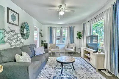 Image de Blue Bungalow- 22 min to beach with huge fenced in yard perfect for pet families