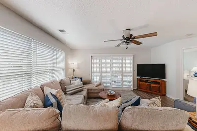 Image de Coastal resort condo with on-site pools, hot tub, game room, & golf