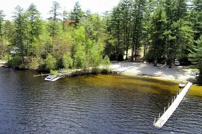 Image de Lake Winni 2 bedroom plus den - large sandy beach, kayaks at Deepwood Lodges