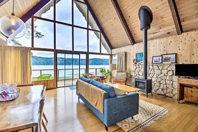 Image de Beachfront A-frame home with beach access, firepit, fireplace, grill, foosball
