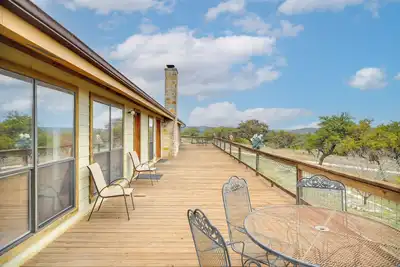Image de Secluded Texas Hill Country Vacation Rental - Deck