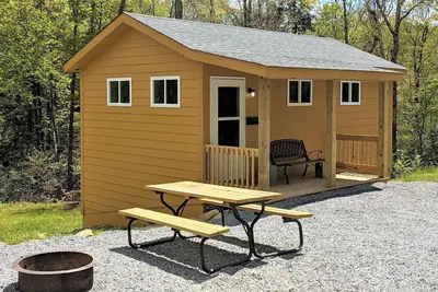 Image de Sleeps up to 4, kitchenette, full bathroom, fire ring/picnic table, air conditioned/heated.