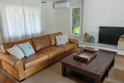 Image de Beautiful and spacious 5 bedrooms house with outdoor pool and garden