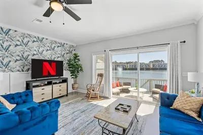 Image de ⭐Live on the Water! Lake Palmetto Palm w/ Patio - 10Min to Downtown & Beaches⭐