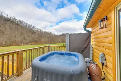 Image de Riverside Beattyville Cabin w/ Kayaks & Fire Pit!