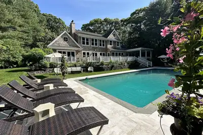 Image de East Hampton Designer home close to Village with heated pool.